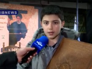 اهدای قرآن توسط خانواده شهید رئیسی